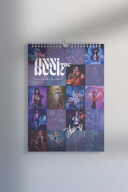 Titelblatt eines Cosplay-Wochenkalenders mit dem Schriftzug „ANNI THE DUCK Wochenkalender – 53 Seiten“. Die Collage zeigt 20 kleine Cosplay-Bildausschnitte, u. a. mit Märchen-, Anime- und Gaming-Figuren.