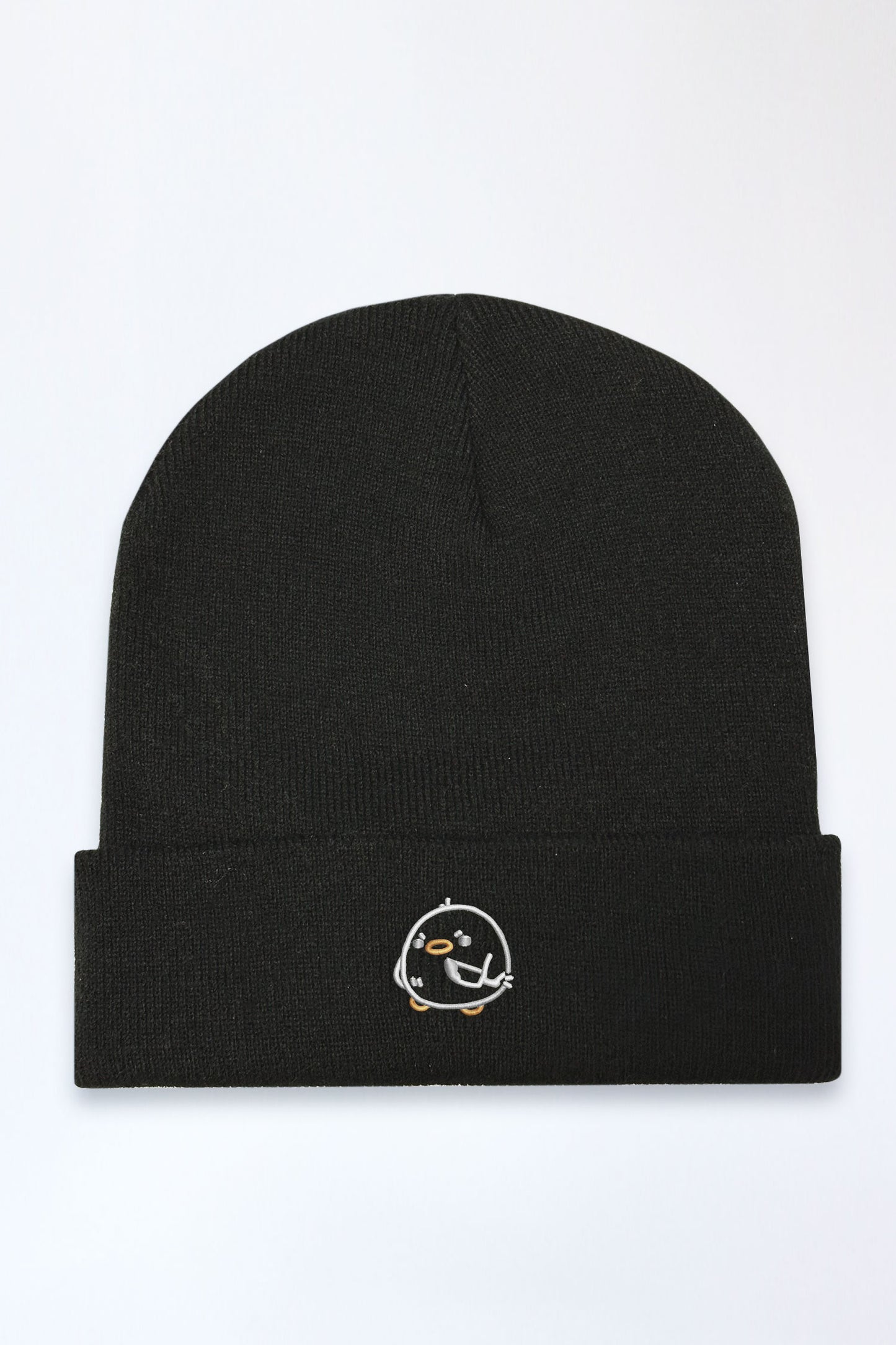 Schwarze, eng gestrickte Beanie mit breitem Umschlag. Auf der Vorderseite ist mittig ein kleines, rundes Entengesicht in Weiß, Orange und Schwarz aufgestickt. Die Ente zeigt mit dem Flügel nach rechts und trägt einen freundlichen Ausdruck.