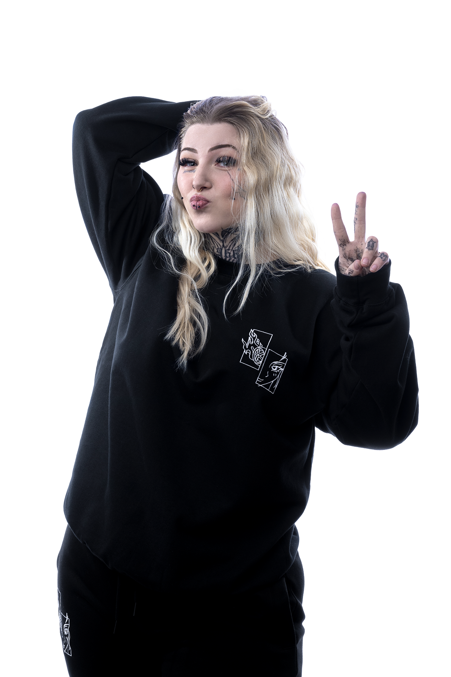 Schwarzes Sweatshirt mit weißem Stickmotiv auf der Brust, bestehend aus zwei grafischen Symbolen – eine stilisierte Flamme mit Rad und ein abstraktes Auge.