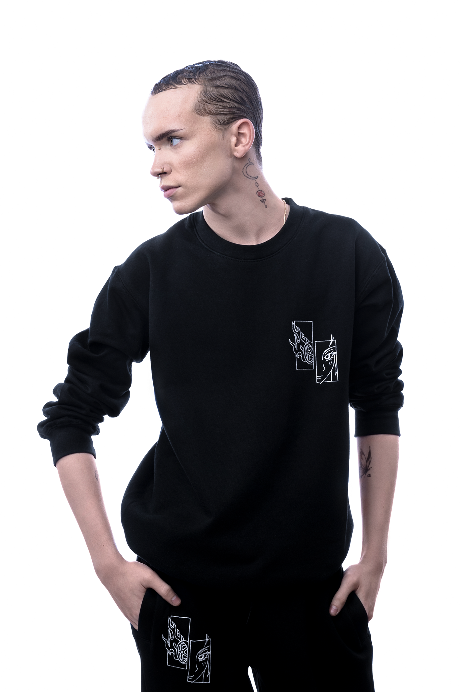 Schwarzer Sweatshirt mit weißer Bruststickerei, locker getragen von Person mit seitlichem Blick.