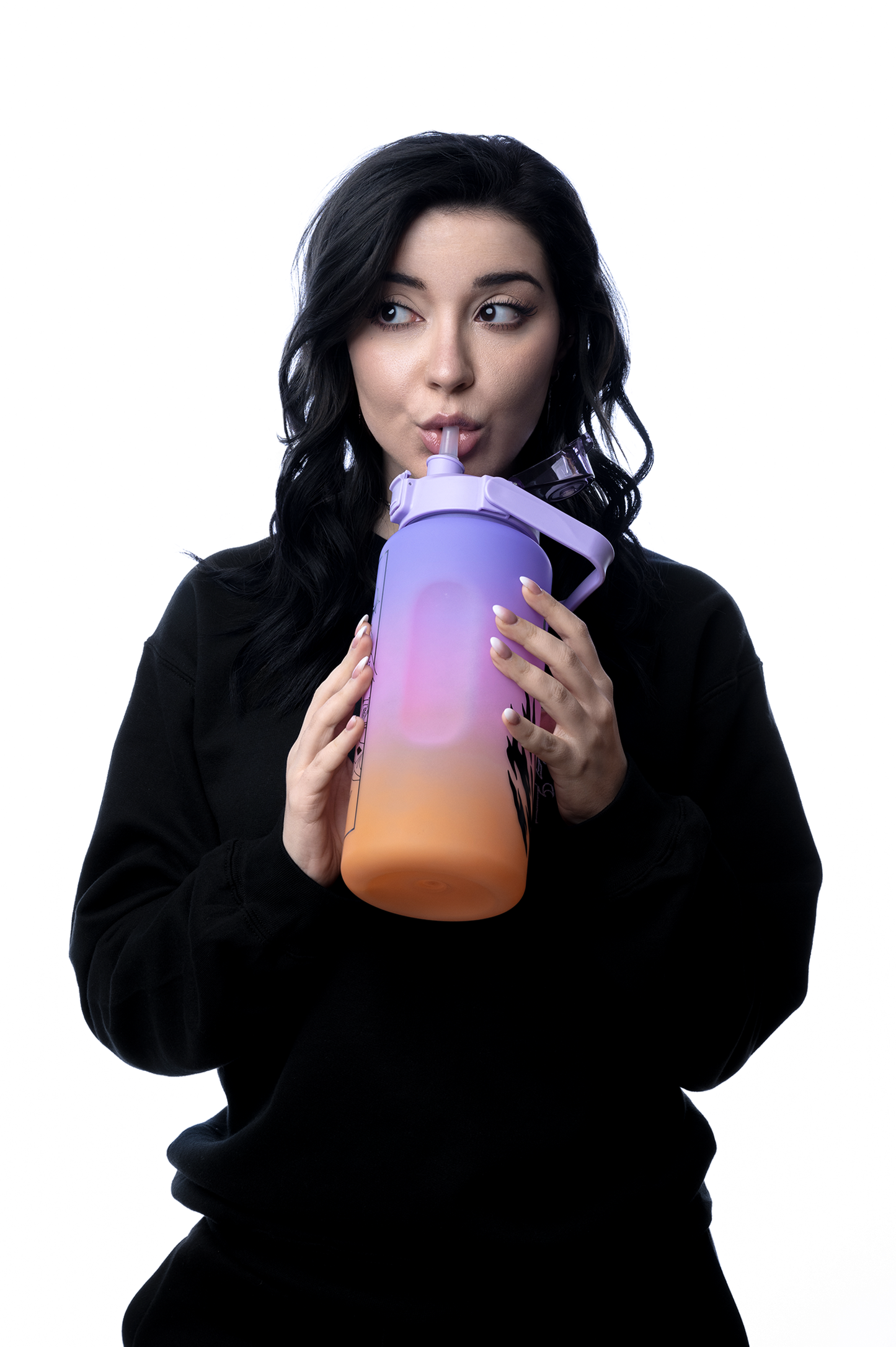 Nahaufnahme einer großen Trinkflasche mit Farbverlauf von Lila zu Orange. Die Flasche wird von einer Frau mit schwarzen Haaren gehalten und durch einen Trinkhalm benutzt. Der Hintergrund ist reinweiß.