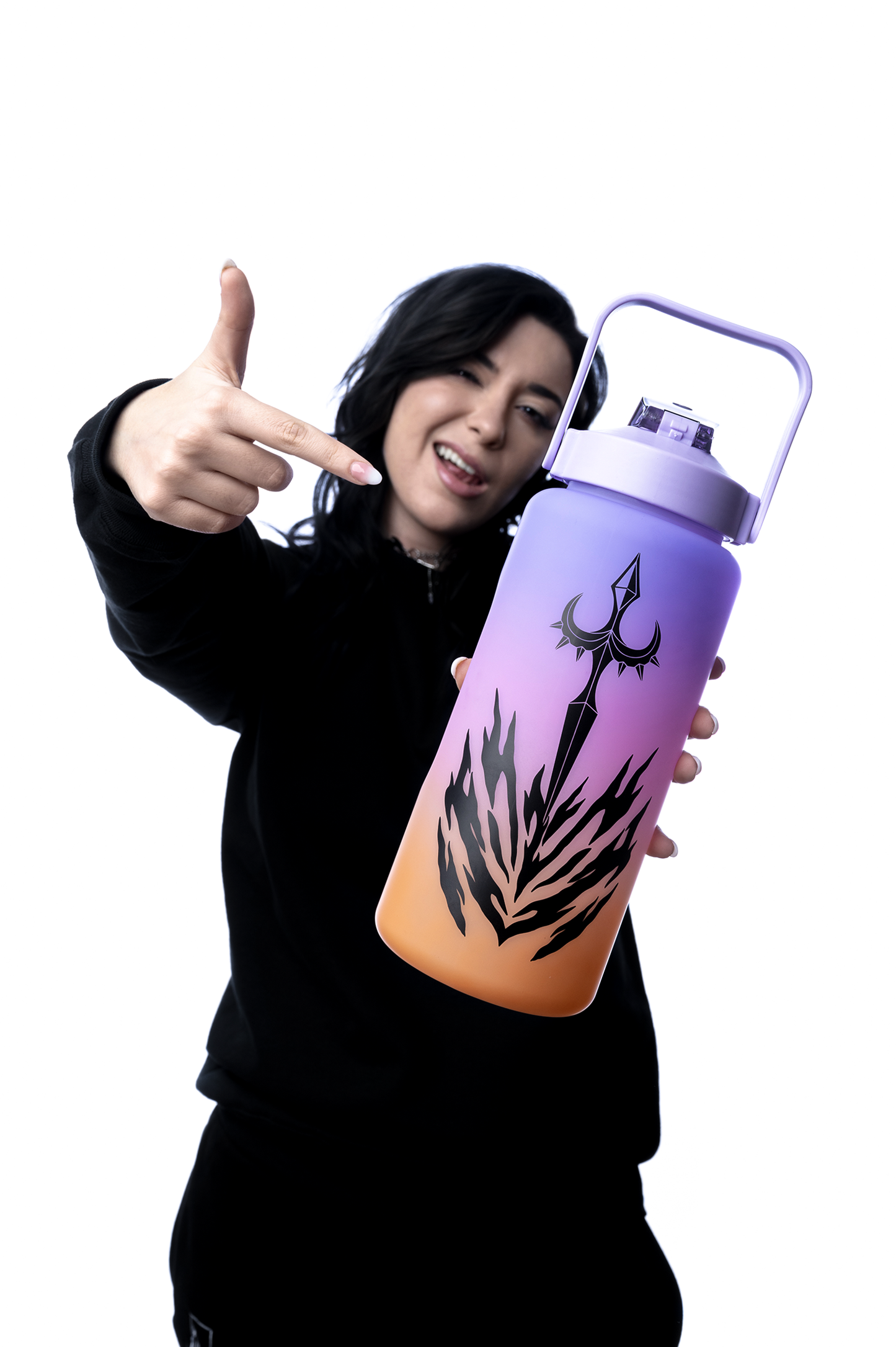 Große Trinkflasche im Lila-zu-Orange-Farbverlauf mit schwarzer Liniengrafik einer weiblichen Figur mit Hörnern und Dreizack über dem Kopf. Die Flasche wird von einer Frau im schwarzen Outfit nach vorne gestreckt.