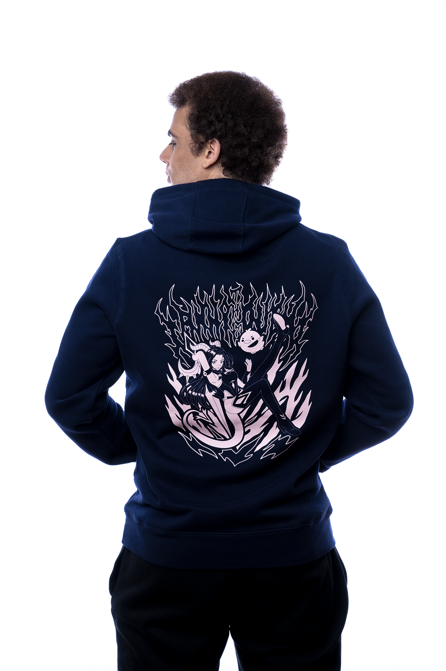 Rückansicht des Hoodies mit großem rosa Rückendruck: flammenartiger Schriftzug und darunter eine kämpferische Anime-Illustration mit zwei stilisierten Figuren in Flammen.