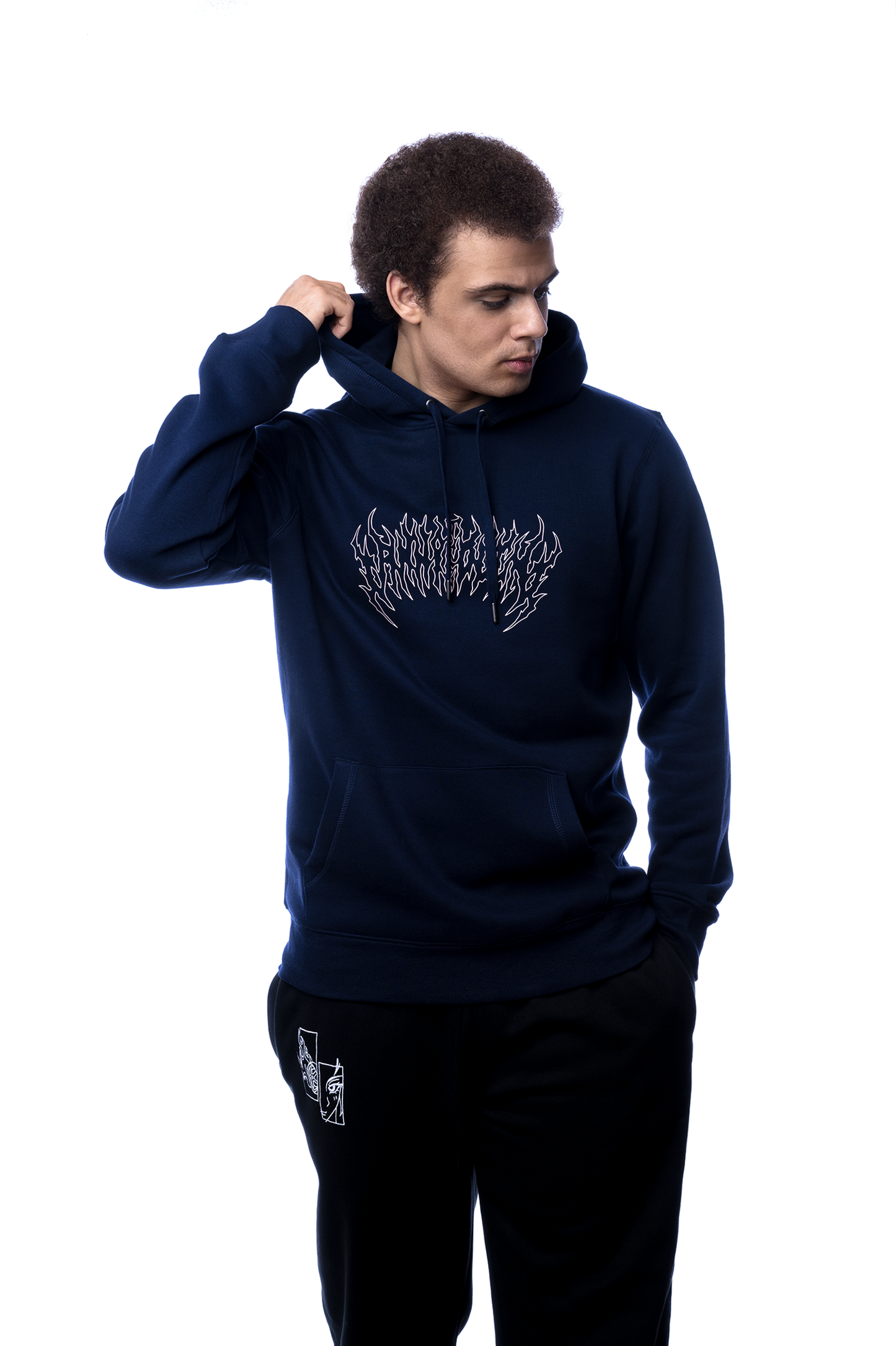 Person mit kurzem Afro trägt den Hoodie lässig mit einer Hand am Kapuzenansatz, Fokus auf den Frontprint.