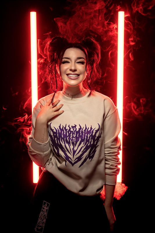 Dasselbe Sweatshirt in einer Neonlicht-Szene mit rotem Kunstnebel, getragen von Model mit hochgesteckten Haaren und strahlendem Lächeln.