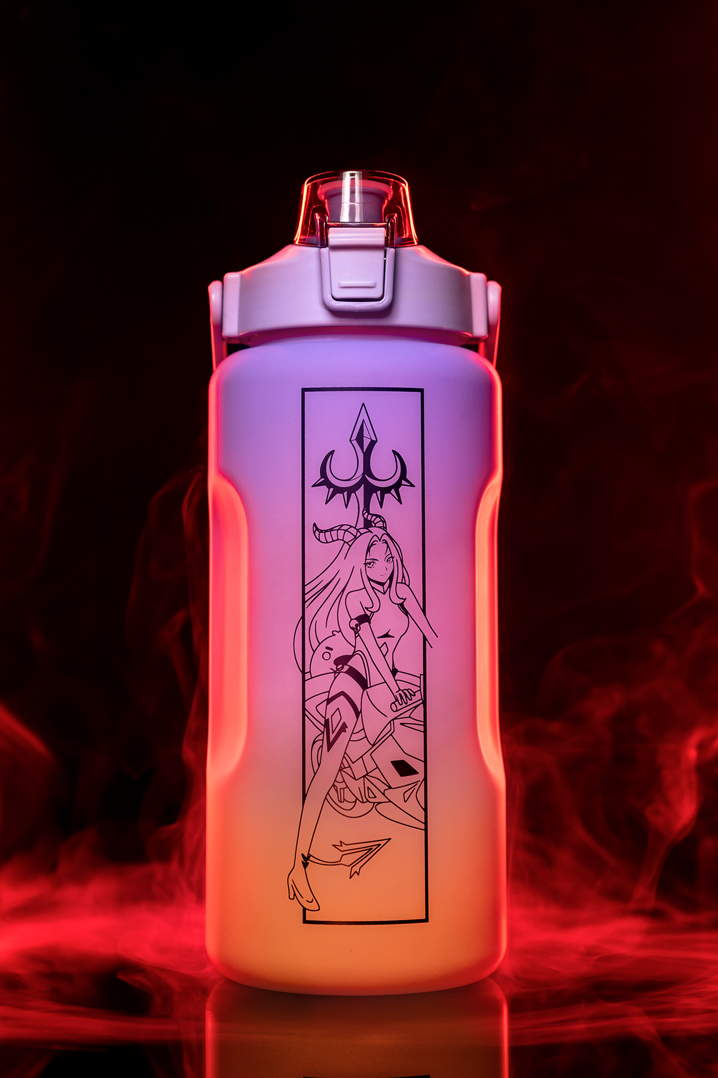 Produktfoto der Trinkflasche vor rotem Rauch-Hintergrund. Zu sehen ist die gezeichnete Figur mit Hörnern, langem Haar und einer Waffe. Oberhalb befindet sich ein Dreizack-Symbol. Die Flasche hat einen matten Farbverlauf von Lila zu Orange.