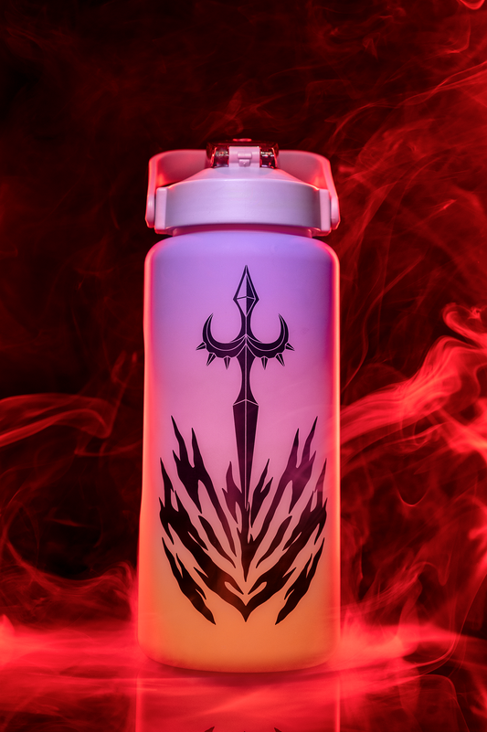 Frontalansicht der großen Trinkflasche mit Lila-zu-Orange-Farbverlauf vor rotem Hintergrund mit Rauch. Das schwarze Printmotiv zeigt einen zentralen Dreizack mit Flammenstruktur, die sich nach oben öffnet.