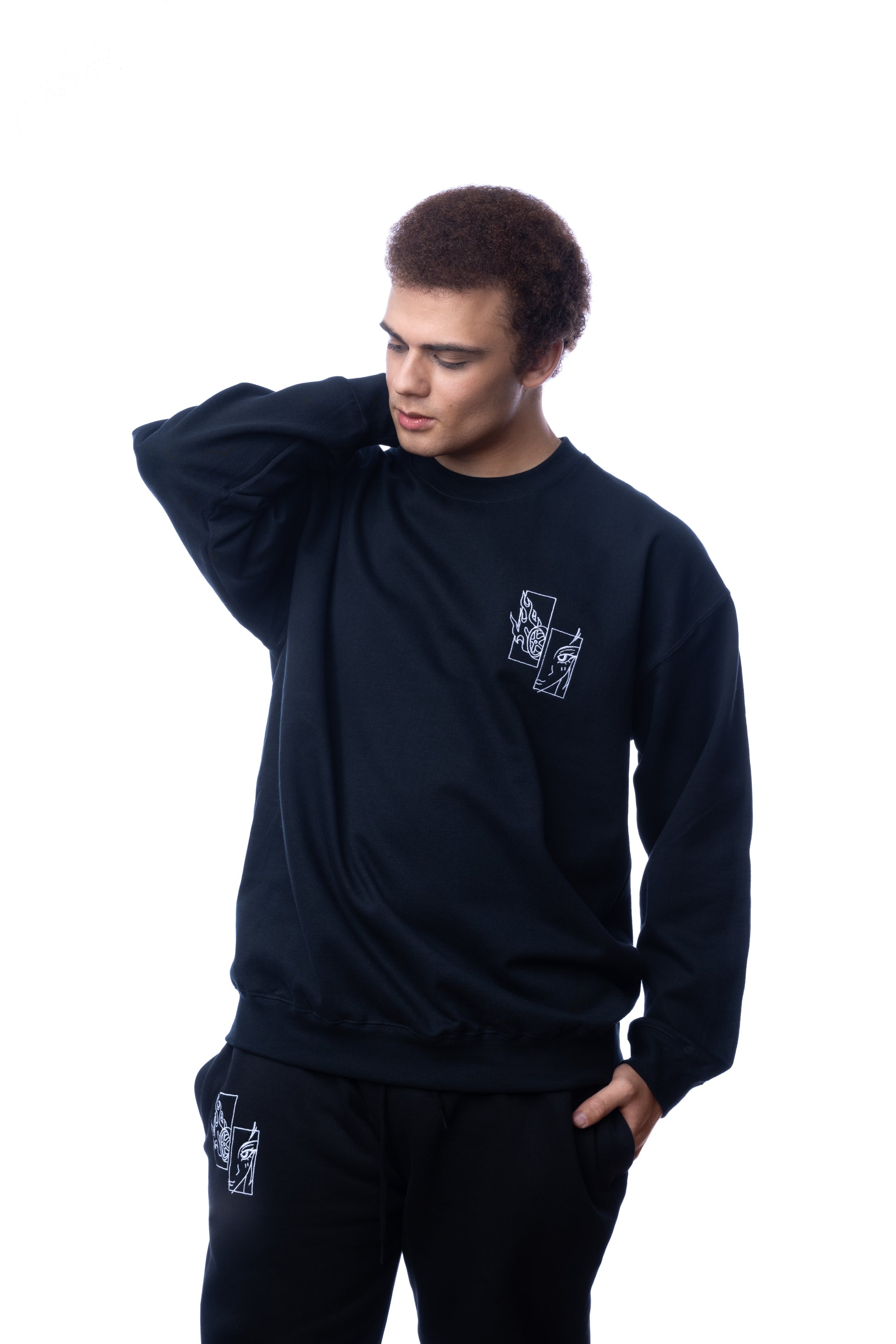 Schwarzes Sweatshirt mit dezentem weißem Sticklogo, bestehend aus Flamme und stilisiertem Gesicht, von vorn gezeigt.