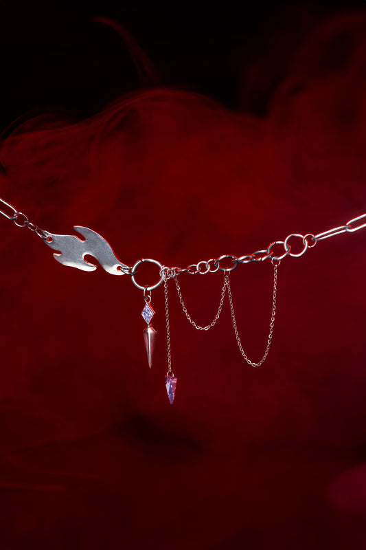 Schwarze Jogginghose mit elastischem Bund und Bündchen am Beinabschluss. Auf dem linken Oberschenkel ist ein kleines Motiv mit einer weißen, rund gezeichneten Ente mit orangefarbenem Schnabel und Füßen aufgestickt. Darunter steht in Großbuchstaben der Schriftzug „QUACK UP“.