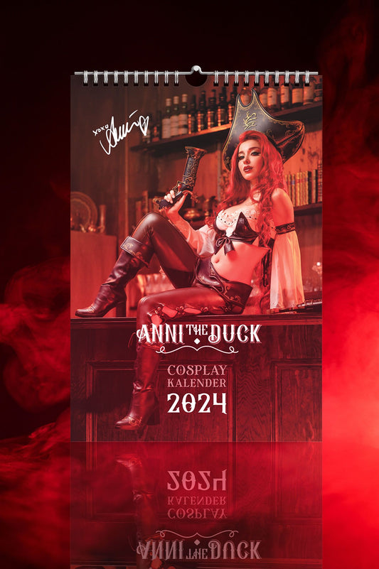 Ein Wandkalender mit dem Titel „Anni the Duck – Cosplay Kalender 2024“. Das Cover zeigt eine Frau im Piratenkostüm mit Dreispitz-Hut, Lederhosen und Korsett-Top. Sie sitzt selbstbewusst auf einem Tresen in einer Bar mit Flaschenregal im Hintergrund. In ihrer Hand hält sie eine Pistole im Fantasy-Stil. Oben links befindet sich eine gedruckte Signatur mit Herz und „xoxo Anni“.