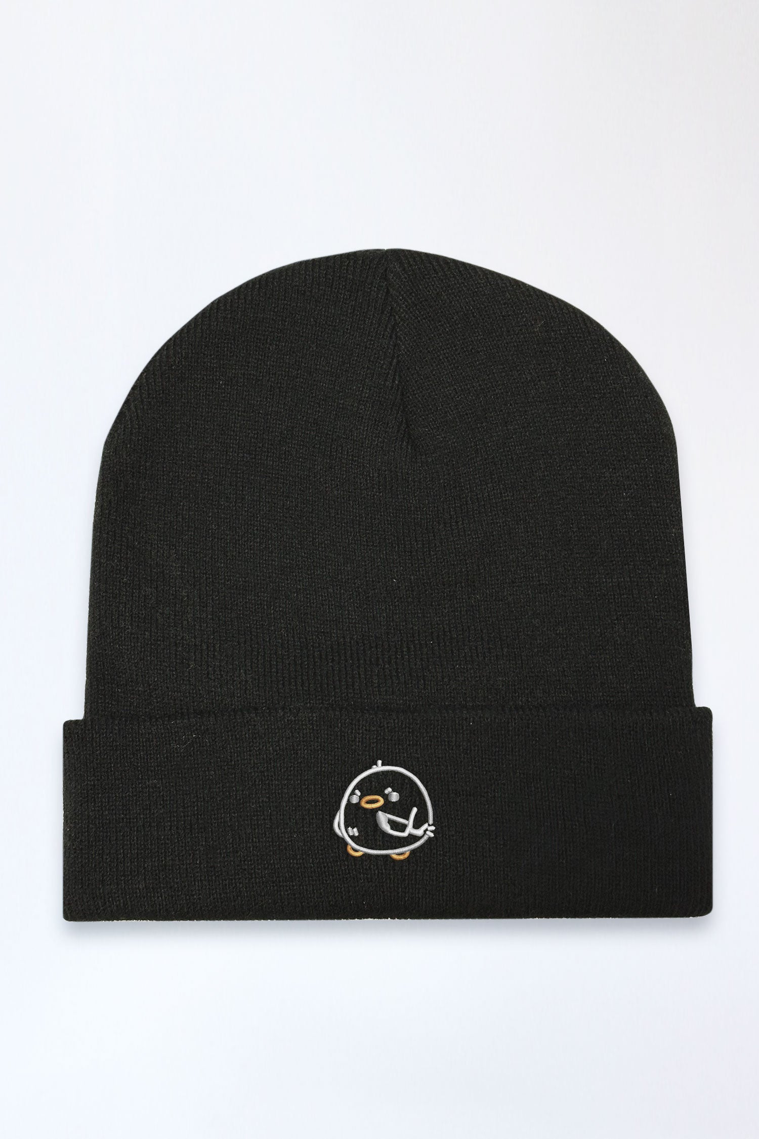 Schwarze, eng gestrickte Beanie mit breitem Umschlag. Auf der Vorderseite ist mittig ein kleines, rundes Entengesicht in Weiß, Orange und Schwarz aufgestickt. Die Ente zeigt mit dem Flügel nach rechts und trägt einen freundlichen Ausdruck.