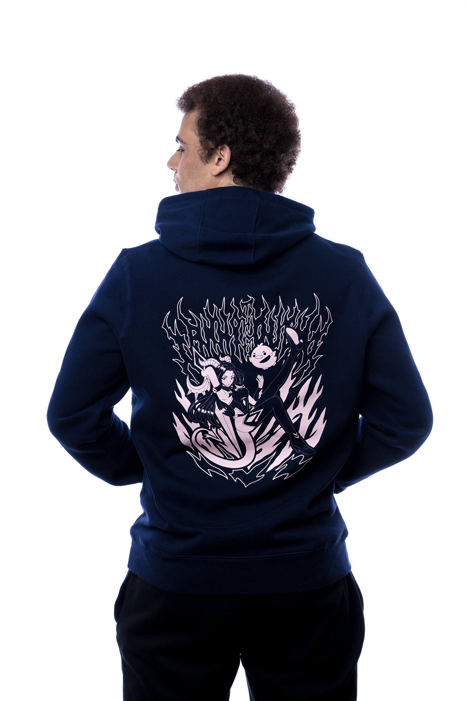 Rückansicht des Hoodies mit großem rosa Rückendruck: flammenartiger Schriftzug und darunter eine kämpferische Anime-Illustration mit zwei stilisierten Figuren in Flammen.