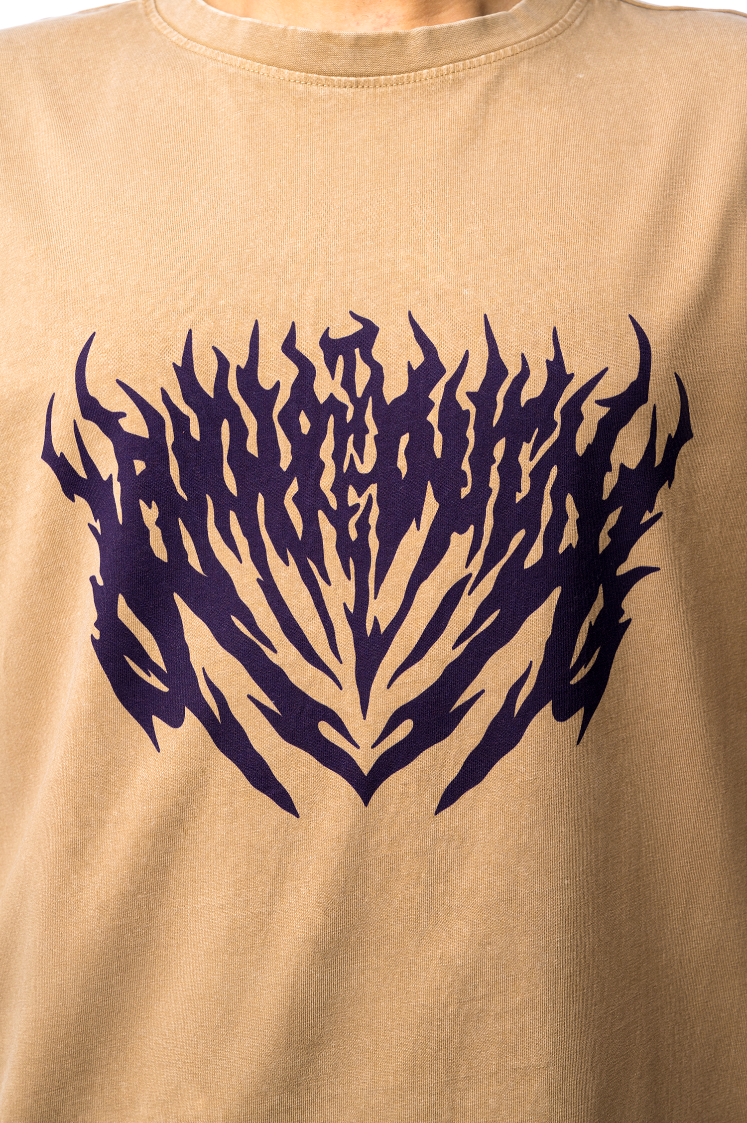 Nahaufnahme des T-Shirts zeigt den violetten Frontprint in flammender Form auf dem braunen Stoff.
