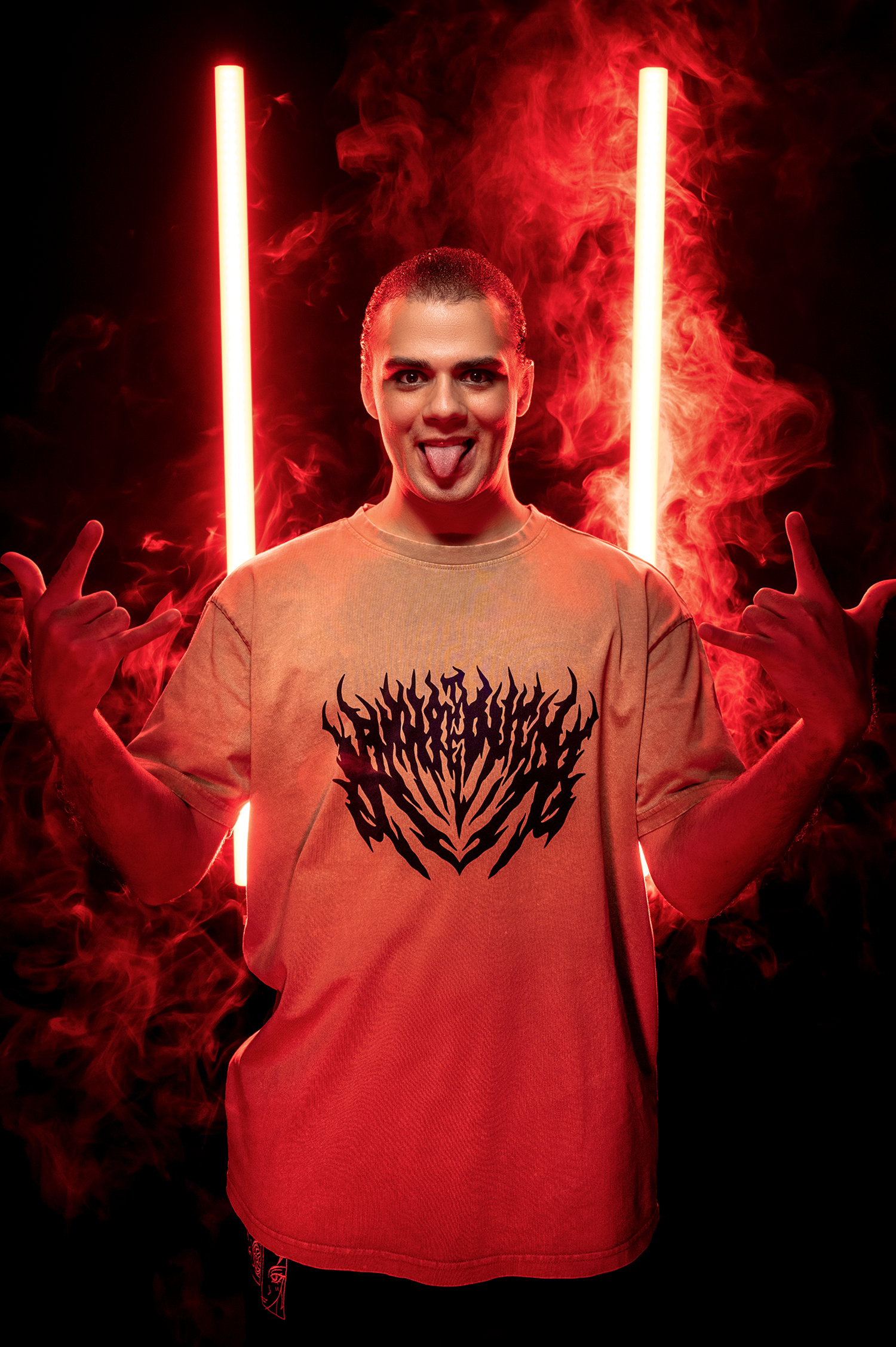 Locker sitzendes T-Shirt mit schwarzem Flammenmotiv, getragen von einer Person mit herausgestreckter Zunge, in leuchtend rotem Li