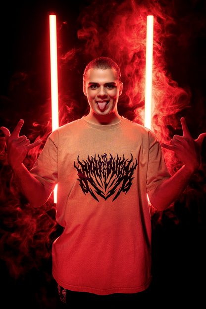 Locker sitzendes T-Shirt mit schwarzem Flammenmotiv, getragen von einer Person mit herausgestreckter Zunge, in leuchtend rotem Li