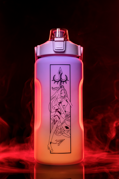 Produktfoto der Trinkflasche vor rotem Rauch-Hintergrund. Zu sehen ist die gezeichnete Figur mit Hörnern, langem Haar und einer Waffe. Oberhalb befindet sich ein Dreizack-Symbol. Die Flasche hat einen matten Farbverlauf von Lila zu Orange.
